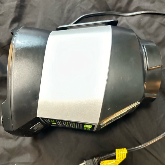 Ninja blender base. Pitcher not included. This is the original ninja works great - Picture 5 of 8